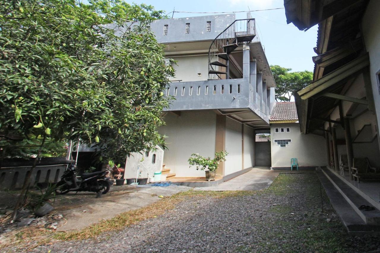 Spot On 92973 Madani Syariah Guesthouse Praya Exterior foto